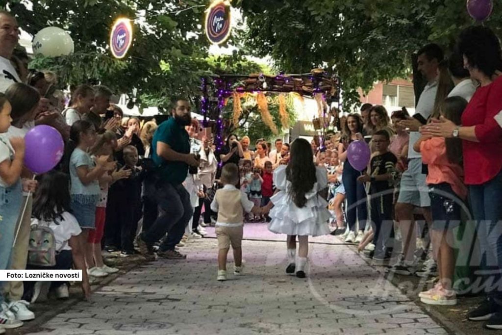 Lila Lo festival održan je po osmi put u Loznici i još jednom potvrdio zašto je jedan od najočekivanijih letnjih događaja u ovom delu Srbije. U duhu narodne tradicije paljenja lila, festival je spojio običaje, umetnost i savremenu zabavu, stvarajući jedinstvenu atmosferu za posetioce svih generacija.