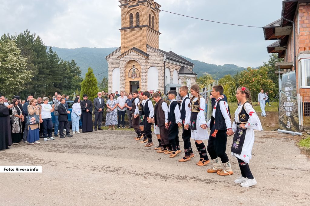 Selo Rujevac u opštini Ljubovija bilo je domaćin petih po redu Miholjskih susreta sela, manifestacije koja neguje i promoviše kulturnu tradiciju i običaje srpskog sela. Događaj je održan u sredu, u porti Manastira Ognjene Marije, gde je prethodno služena jutarnja liturgija povodom seoske slave, kojoj je prisustvovao veliki broj vernika.