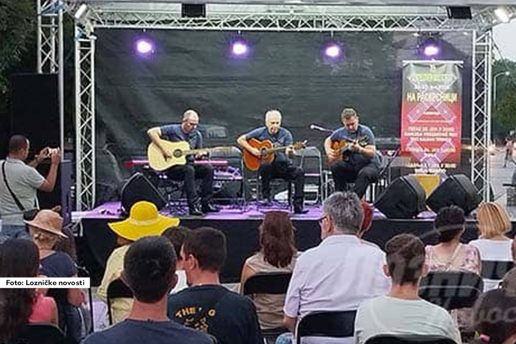 Festival „Na raskrsnici“ je muzička manifestacija koja se ove godine održava po sedmi put, u organizaciji Produkcije „Starčević“. Održava se krajem jula u Loznici i okolini, a okuplja umetnike iz različitih muzičkih pravaca i delova sveta.