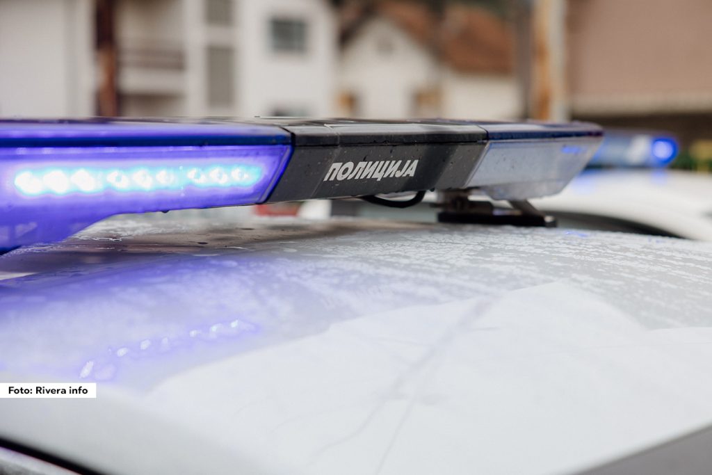 Inspektori u Čačku uhapsili su M. M. (31) i M. M. (59) iz ovog grada zbog sumnje da su se bavili neovlašćenom proizvodnjom i stavljanjem u promet opojnih droga, kao i neovlašćenim držanjem opojnih droga.