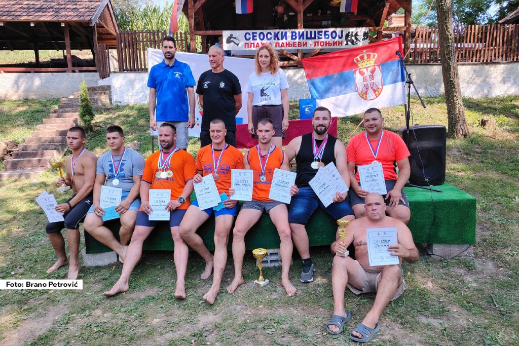 U nedelju, 20. jula, na plaži Panjevi u Lonjinu održan je seoski višeboj, koji je okupio brojne učesnike i posetioce iz okolnih mesta.