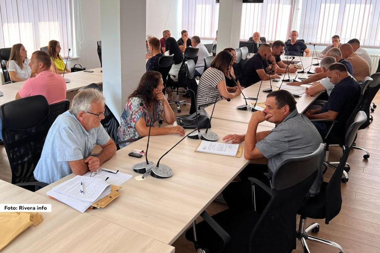 U petak, sa početkom u 10.00 časova, na trećem spratu zgrade Opštinske uprave održana je 11. redovna sednica Skupštine opštine Ljubovija.