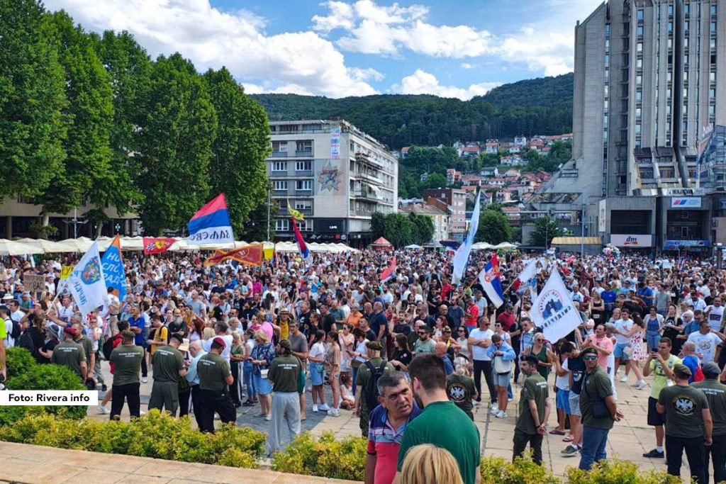 U nedelju, 13. jula u 16 časova na ulicama grada Užica počeo je veliki protestni skup na kom građani zahtevaju hitno oslobađanje uhapšenih Užičana i raspisivanje izbora.