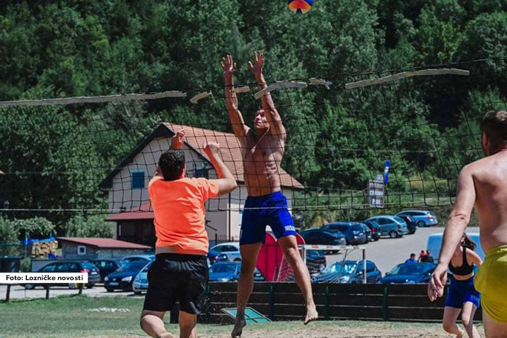 Proteklog vikenda u etno-selu „Sunčana reka“ održan je turnir u odbojci na pesku, koji je okupio deset ekipa, sedam iz Loznice, dve iz Novog Sada i jednu iz Ljubovije.