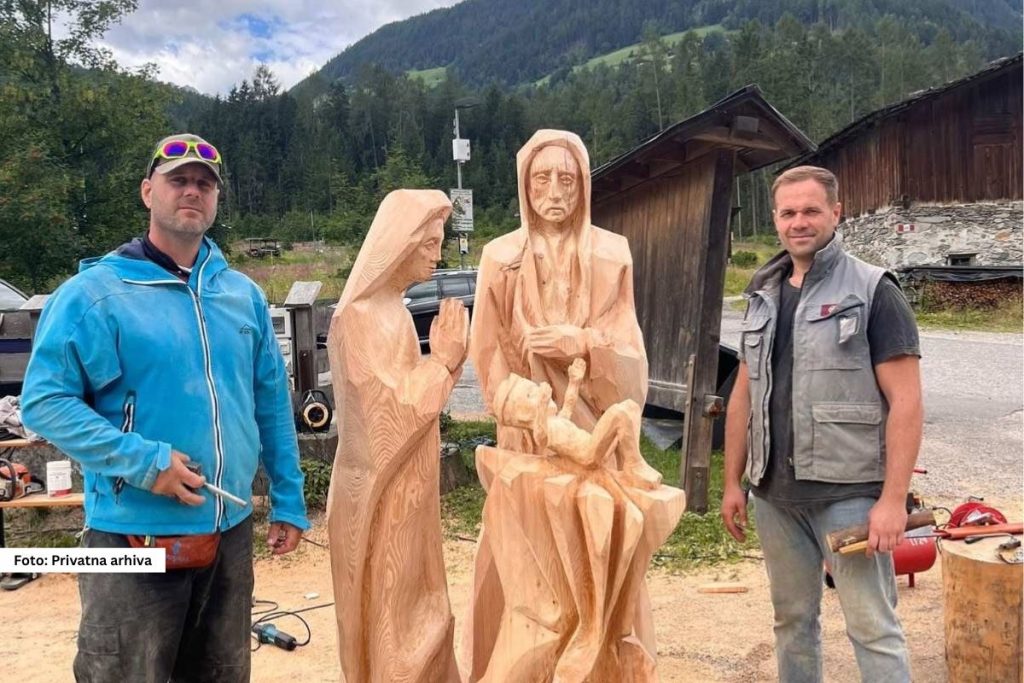 Bojan Grujić iz Ljubovije predstavljao je Srbiju na međunarodnom simpozijumu skulpture u Italijanskim Alpima, zajedno sa kolegom Ljubomirom Šćepanovićem iz Novog Sada. Na 16. simpozijumu skulpture u drvetu u mestu Lutago, dolina Aurina, umetnici su izveli impozantno delo pod nazivom „Rođenje u kubofuturizmu“.