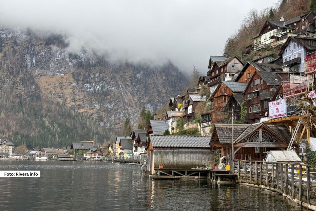 Najpoznatije turističko mesto u Austriji, slikoviti Halštat, smešten je na obali istoimenog jezera i podno Alpa, i svake godine privlači stotine hiljada posetilaca iz celog sveta. 