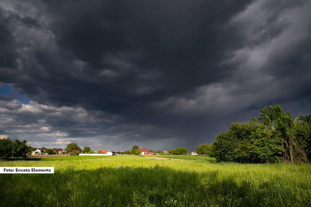 Republički hidrometeorološki zavod Srbije (RHMZ) izdao je hitno meteorološko upozorenje zbog ekstremno visokih temperatura koje dostižu vrhunac danas i sutra (25. i 26. jul). Zbog toga je pokrenuta procedura slanja SMS upozorenja građanima širom južne, centralne i istočne Srbije.