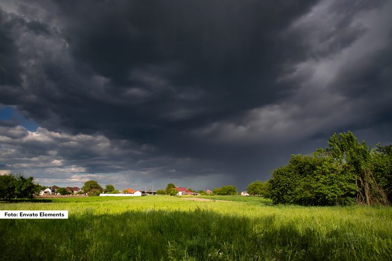 Republički hidrometeorološki zavod Srbije (RHMZ) izdao je hitno meteorološko upozorenje zbog ekstremno visokih temperatura koje dostižu vrhunac danas i sutra (25. i 26. jul). Zbog toga je pokrenuta procedura slanja SMS upozorenja građanima širom južne, centralne i istočne Srbije.