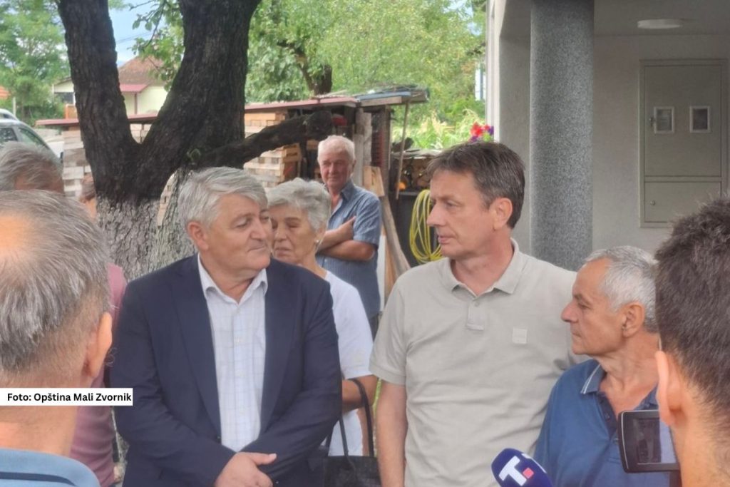Ministar za javna ulaganja Darko Glišić posetio je opštinu Mali Zvornik povodom završetka prve faze rekonstrukcije vodovodne mreže u mesnoj zajednici Donje Naselje i obilaska radova na obnovi škole „Braća Ribar“ u Donjoj Borini.