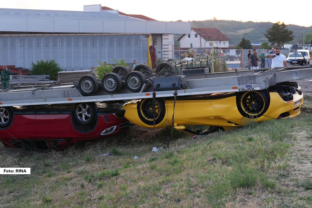 Na magistralnom putu Čačak - Kraljevo u Preljini došlo je do saobraćajne nezgode kada se prevrnula prikolicom na kojoj su prevožena dva luskuzna automobila.