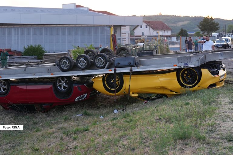 Na magistralnom putu Čačak - Kraljevo u Preljini došlo je do saobraćajne nezgode kada se prevrnula prikolicom na kojoj su prevožena dva luskuzna automobila.