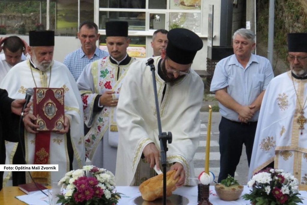 Mali Zvornik - U ponedeljak 21. jula, uz prisustvo brojnih vernika i predstavnika lokalne samouprave obeležena je krsna slava opštine Mali Zvornik, Sveti velikomučenik Prokopije, zaštitnik ove opštine.