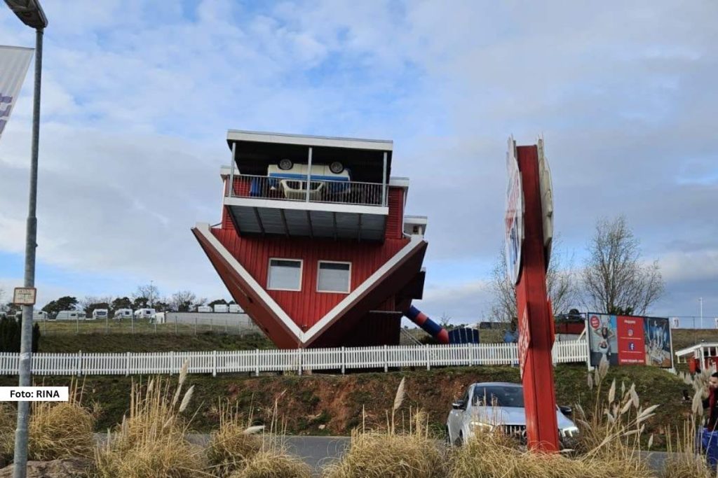 Turistička atrakcija u Nemačkoj, neobična kuća naopačke, oduševila je brojne posetioce i turiste