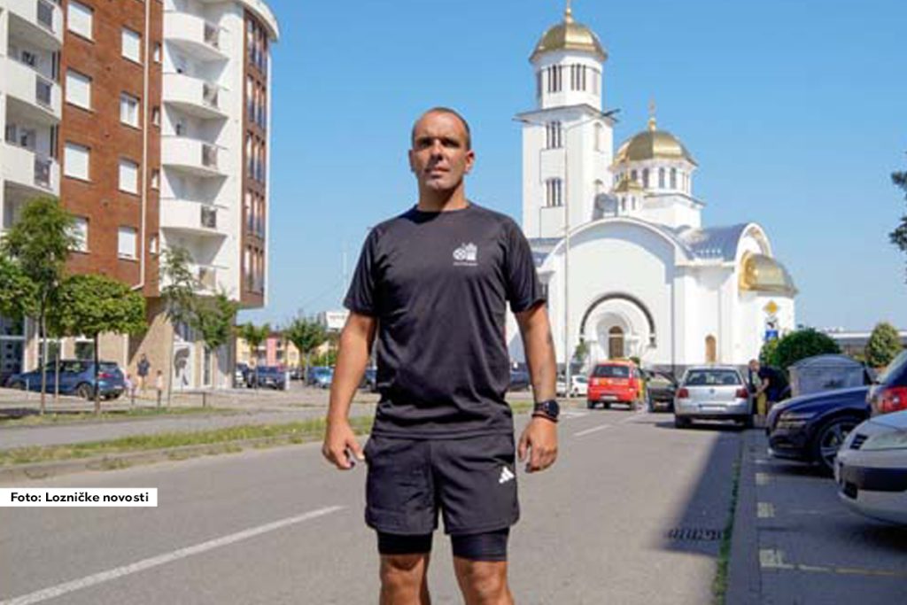 Loznički ultramaratonac i humanitarac Aleksandar Kikanović jutros je sa platoa ispred Crkve Vaznesenja Gospodnjeg na Lagatoru krenuo na maraton dug oko 920 kilometara, koji će ga dovesti do manastira Hilandara na Svetoj Gori. Planirano je da na cilj stigne 28. avgusta, na praznik Uspenja Presvete Bogorodice.