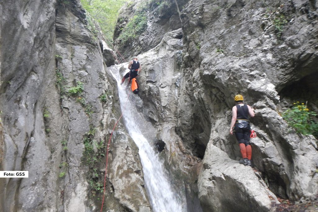 Kroz obeležavanje evakuacionih puteva, izrade digitalne karte sa ključnim tačkama, nabavku opreme za spasavanje iz kanjona uspešno je realizovan projekat pod nazivom „Siguran put“ između Gorske službe spasavanja Srbije - stanice Valjevo i Opštine Ljubovija.