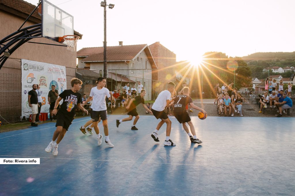 Memorijalni turnir u basketu 3x3 „Ivan Danilović Gile“ počeo je u petak na sportskom terenu Srednje škole „Vuk Karadžić“ u Ljuboviji, utakmicama u mlađim kategorijama za decu rođenu 2010. godine i kasnije. Turnir u seniorskoj kategoriji nastavlja se danas od 12 časova. Četvrtfinalni dueli zakazani su za 19.30 časova, dok je veliko finale planirano za 21 čas. Pobednički tim osvojiće i novčanu nagradu u iznosu od 100.000 dinara.