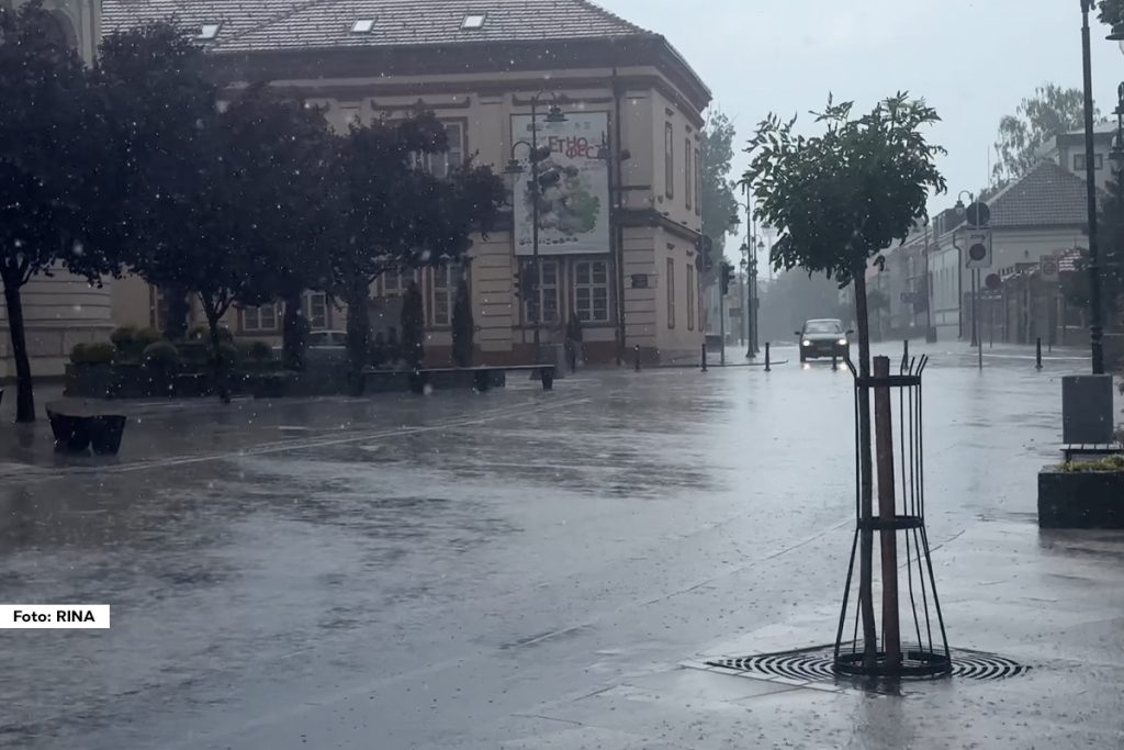 Jako olujno nevreme praćeno kišom i vetrom juče je pogodilo Čačak, a u naselju Trnava prema rečima meštana pojavio se i mali tornado, takozvana pijavica.
