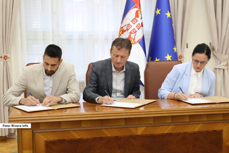 U Vladi Republike Srbije danas je potpisan ugovor o izvođenju radova na izgradnji glavnog cevovoda Uzovnica–Gračanica (Manastir Soko-Grad) na teritoriji opštine Ljubovija, čime će biti rešen dugogodišnji problem vodosnabdevanja za oko 500 stanovnika ovog kraja.