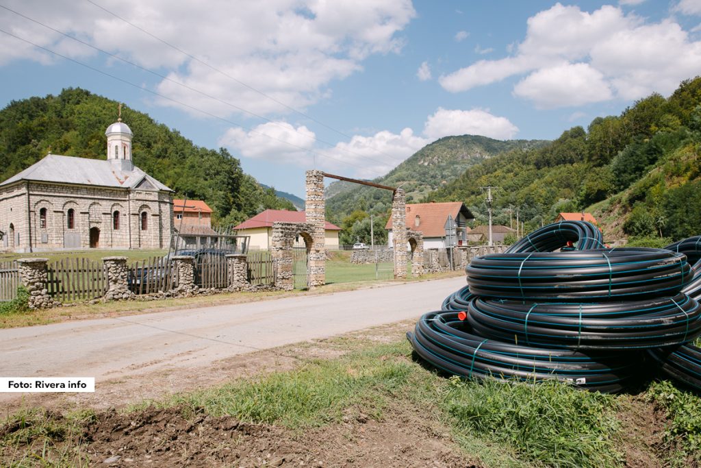 U kabinetu predsednika opštine Ljubovija danas je održan inicijalni sastanak povodom početka radova na izgradnji vodovoda Uzovnica–Gračanica (Manastir Soko–Grad). Nakon sastanka izvršen je i obilazak terena.