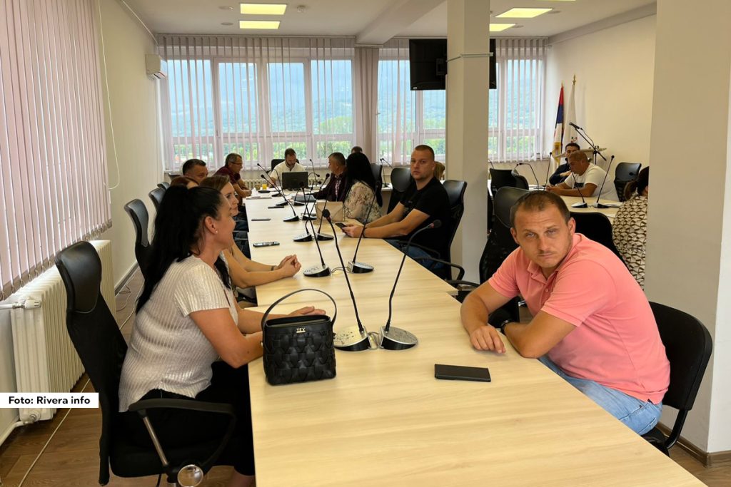 U petak, sa početkom u 10.00 časova, na trećem spratu zgrade Opštinske uprave održana je 12. redovna sednica Skupštine opštine Ljubovija.
