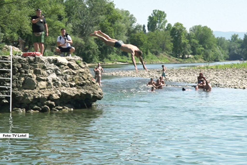 Oko 40 posada na šlaufu savladalo je trasu niz Drinu od Brasine do Šotrine plaže na Sunčanoj reci u okviru druge po redu ,,Šlaufijade“ u organizaciji Etno sela ,,Sunčana reka“. Nakon spusta, usledilo takmičenje u skokovima u vodu, gde je učešće uzelo 16 takmičara.
