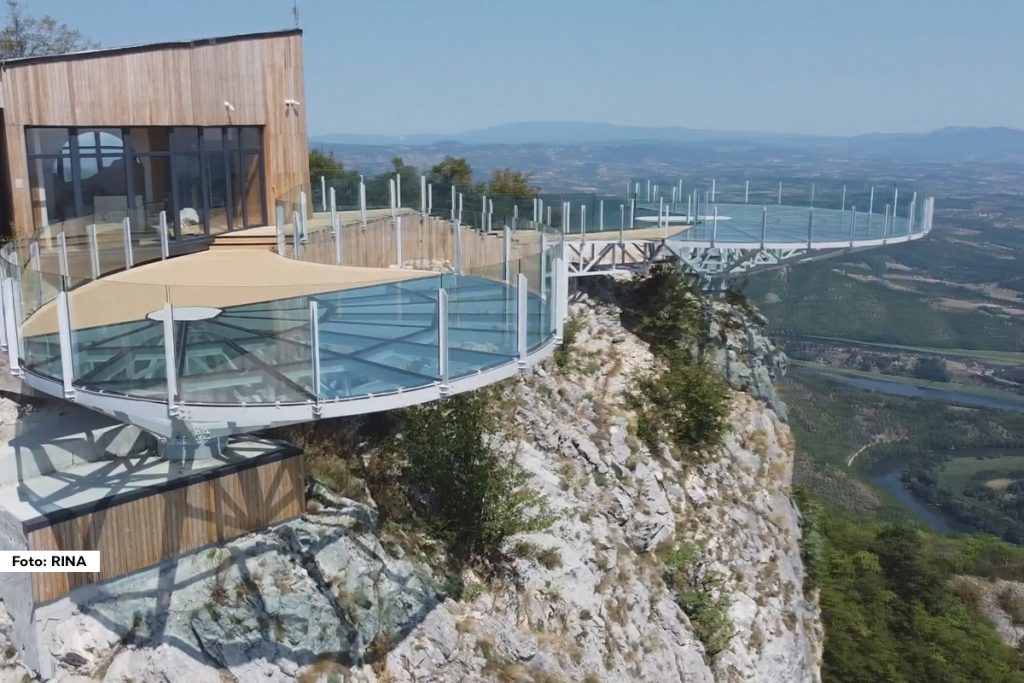 Nekada ne tako popularna planina, sa ogromnim ali nedovoljno iskorišćenim turističkim potencijalom Kablar će se uskoro naći na mapi turista iz svih krajeva sveta. Stakleni vidikovac Skywalk je izgrađen i uskoro sledi njegovo otvaranje.