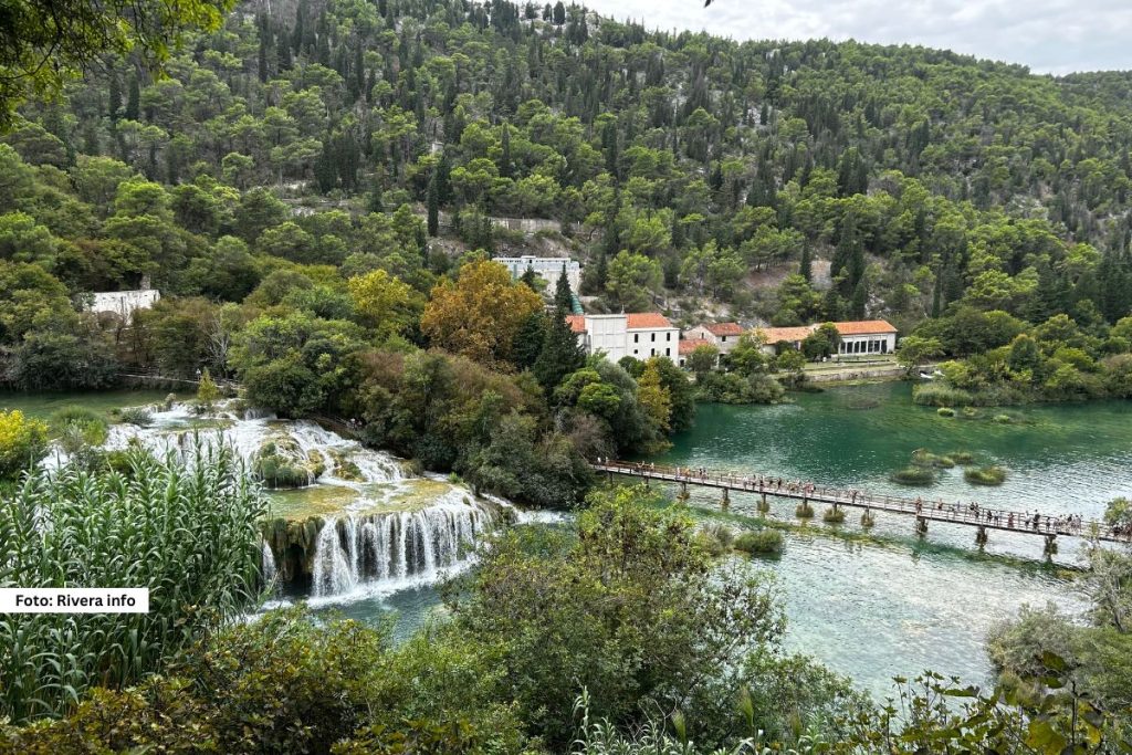 Nacionalni park Krka je jedan od najposećenijih nacionalnih parkova Hrvatske i nezaobilazna destinacija za turiste koji žele da iskuse prirodne lepote i istoriju Dalmacije.