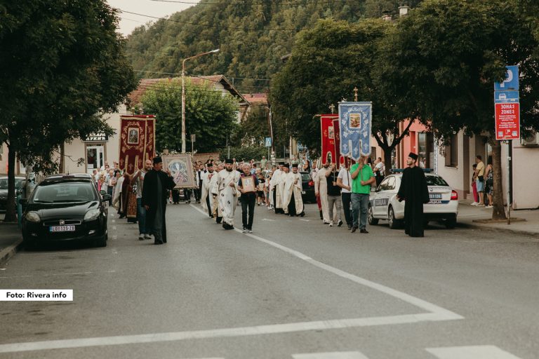 Hram Preobraženja Gospodnjeg u Ljuboviji juče je svečano obeležio svoju slavu, Preobraženje Gospodnje, i veliki jubilej, 85 godina od osvećenja.