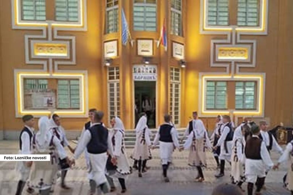 Manifestacija "Karađžić svome gradu" započela je na šetalištu ispred Vukovog doma kulture.