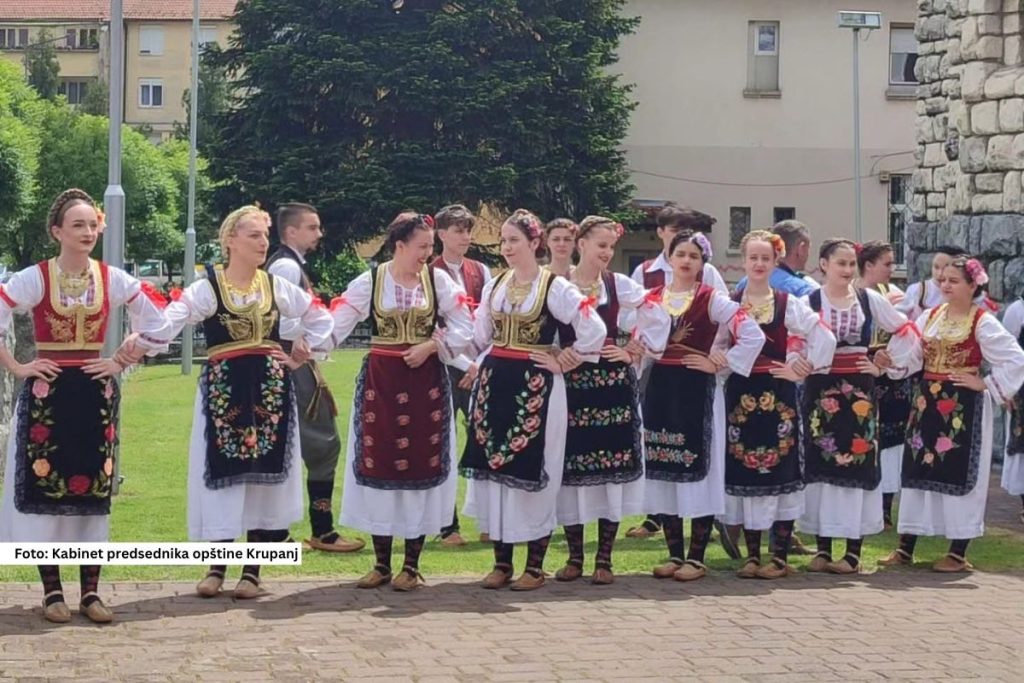 Krupanj - Letnji mesec kulture u Krupnju počeo je u petak godišnjim koncertom folklorne sekcije Biblioteke „Politika“. Na sceni se predstavilo oko dve stotine članova podeljenih u pet grupa različitog uzrasta. Program je obuhvatio koreografije iz gotovo svih krajeva Srbije, uz veliku podršku publike.