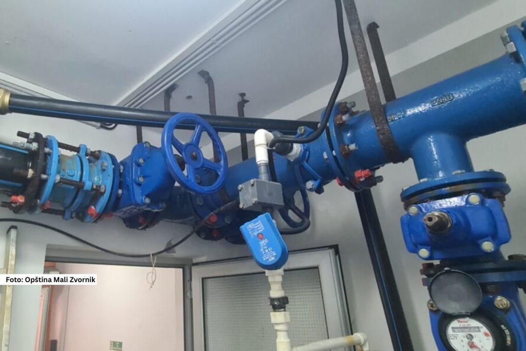 Ukinute restrikcije vode u Malom Zvorniku obradovale su građane koji se snabdevaju sa izvorišta „Šipad“, jer ponovo imaju uredno vodosnabdevanje bez noćnih prekida.