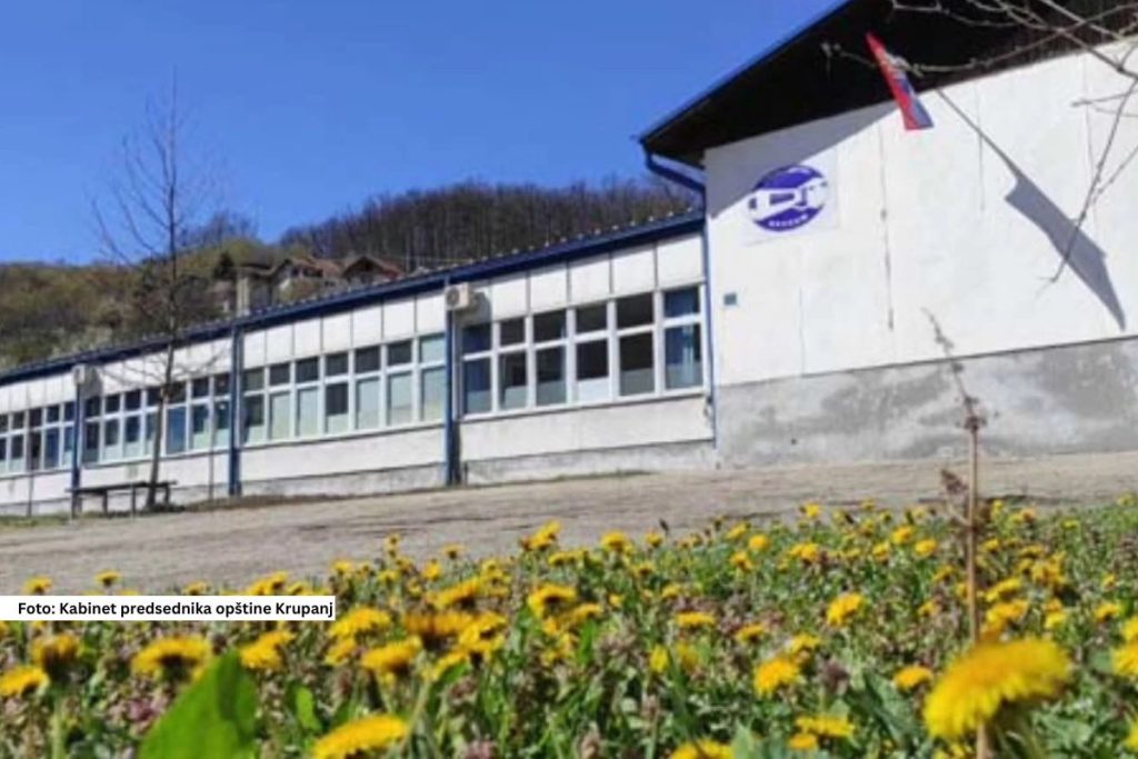 Srednja škola u Krupnju dobila je sredstva Ministarstva pravde u iznosu od 601.000 dinara, namenjena za nabavku novog nameštaja za dve učionice.