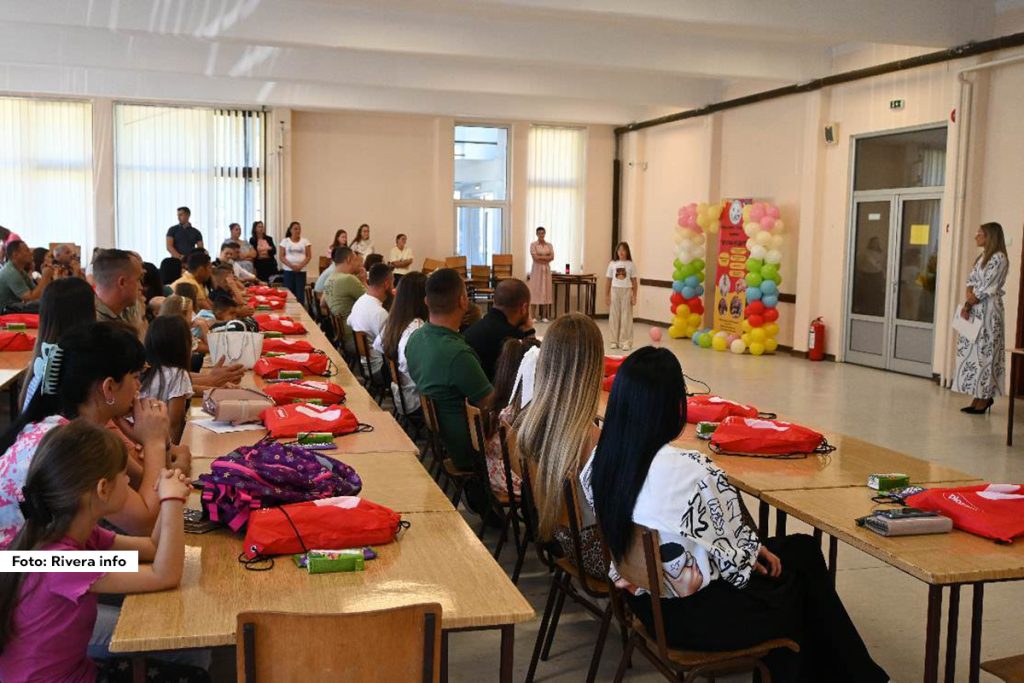 Danas je Obrazovno vaspitni centar „Braća Nedić“ u Osečini bio ispunjen radošću, osmesima i ponosom – škola je dočekala novu generaciju prvaka. Ovaj poseban dan započeo je priredbom dobrodošlice koju su, sa mnogo truda i ljubavi, pripremili učenici drugog i trećeg razreda.