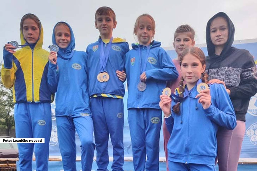 Na atletskom mitingu održanom u nedelju u Šapcu, takmičari Atletskog kluba Junior iz Krupnja ostvarili su sjajne rezultate, uprkos hladnom i kišovitom vremenu. Ekipa se kući vratila sa čak devet medalja, pet zlatnih, dve srebrne i dve bronzane.