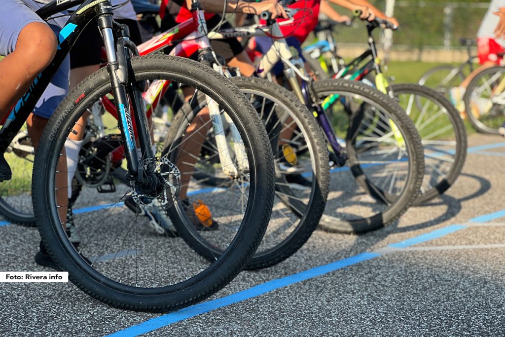 U Ljuboviji je održana 17. po redu Biciklijada, koja svake druge subote u septembru tradicionalno okuplja ljubitelje biciklizma, od najmlađih pa sve do onih starijih. Udruženje "Biciklijada", na čijem je čelu Miki Živković, i ove godine je uspešno organizovao manifestaciju. Petak je bio rezervisan za defile i igre spretnosti u dvorištu OŠ "Petar Vragolić" za najmlađe, dok je juče održan biciklistički trek po brdima iznad Ljubovije, namenjen iskusnijim majstorima na dva točka.