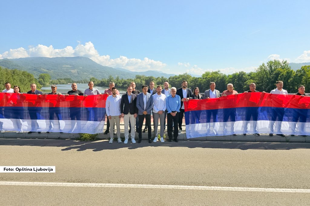 Na mostu “Bratoljub”, koji spaja opštine Ljuboviju i Bratunac, obeležen je praznik „Dan srpskog jedinstva, slobode i nacionalne zastave“. Datum praznika izabran je 15. septembar, jer je tog dana 1918. godine izveden proboj Solunskog fronta, a na vrhu Kajmakčalana ponosno se zavijorila srpska zastava kao simbol pobede. Praznik zajedno obeležavaju Republika Srbija i Republika Srpska.