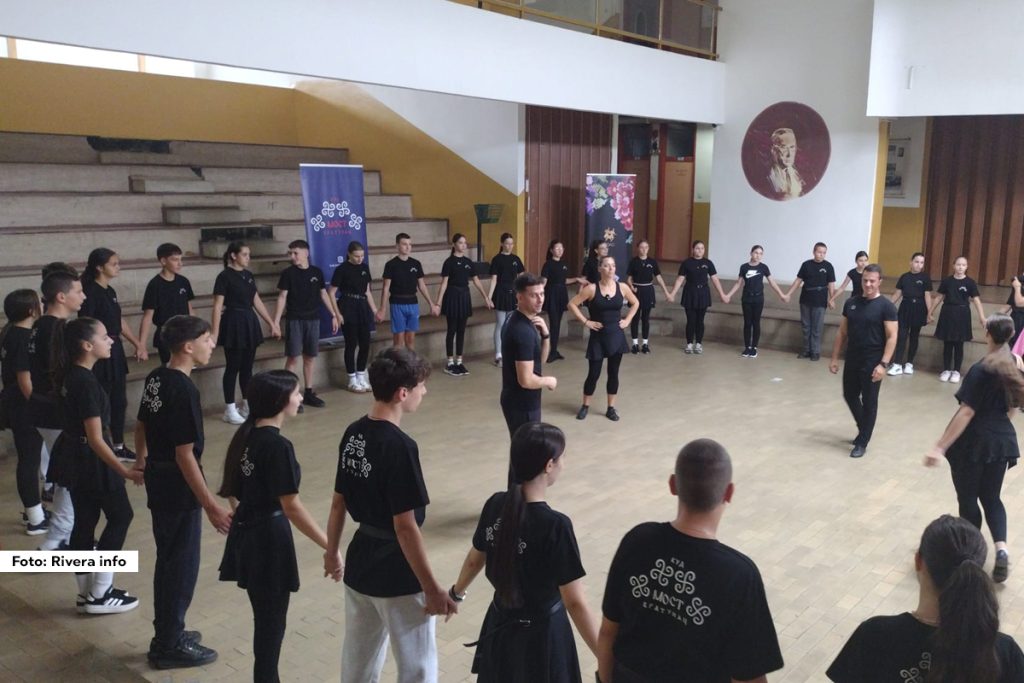 KUD Most Bratunac pridružio se radionici u okviru projekta KOLOova dečija KOLOnija, koji se organizuje za decu osnovnoškolskog uzrasta, jedinstvenog programa čiji je cilj da mališani savladaju deo koreografskog repertoara Ansambla Kolo.