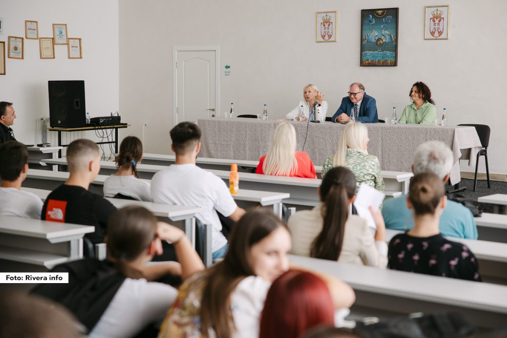 Karavan zdravlja, u organizaciji Ministarstva zdravlja i Instituta za javno zdravlje „Dr Milan Jovanović Batut“ priređen je danas u Ljuboviji i Malom Zvorniku, kako bi se, kroz interaktivnu diskusiju skrenula pažnja javnosti na značaj preventivnih pregleda.