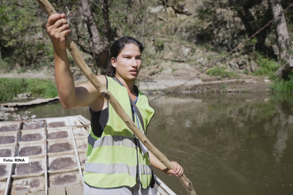 Neobični životni putevi doveli su jednog Kolumbijca u Srbiju. Dvadesetogodišnji Nikola Vujčin Ramirez pre skoro tri godine preselio se iz Kolumbije u našu državu, jer je želeo da upozna zemlju svog oca o kojoj je toliko slušao. Upisao je Ekonomski fakultet u Novom Sadu, ali i postao deo organizacije „Maglič grad“ i podno istoimene trvrđave, na reci Ibar, radi kao skeledžija.