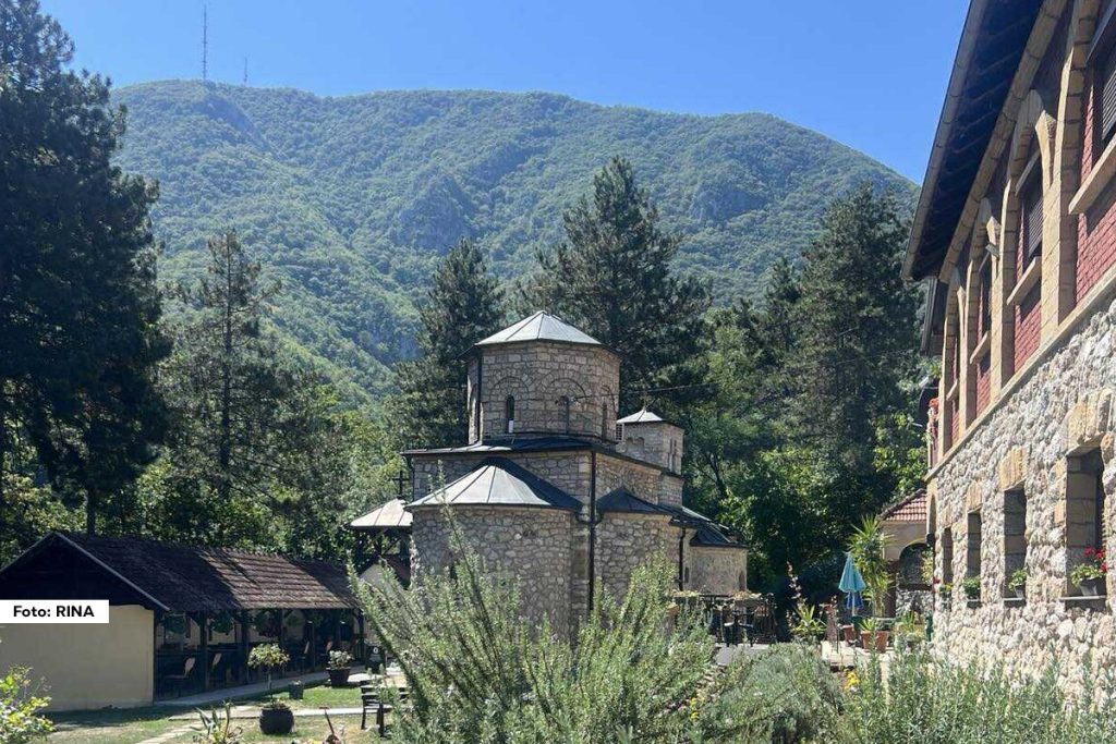 Srpska pravoslavna crkva i vernici obeležavaju uspomenu na smrt svetog Jovana, Proroka, Preteče i Krstitelja. Ovom svetcu posvećeno je šest praznika u toku godine i danas se strogo posti. Velikom svetcu posvećene su i brojne crkve i manastiri, a jedan od najlepših svakako je Jovanje u Ovčarsko-kablarskoj klisuri.