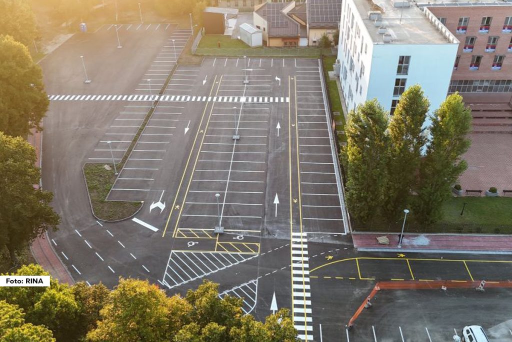 Grad Čačak jedan je od lidera kad je u pitanju broj automobila po glavi stanovnika, a ono što hronično nedostaje jesu parking mesta. Lokalna samouprava trudi se da se taj gorući problem maksimalno smanji, tako da su u toku završni radovi na asfaltiranju i obeležavanju parking mesta na prostoru između Gradskog bedema i Doma učenika.