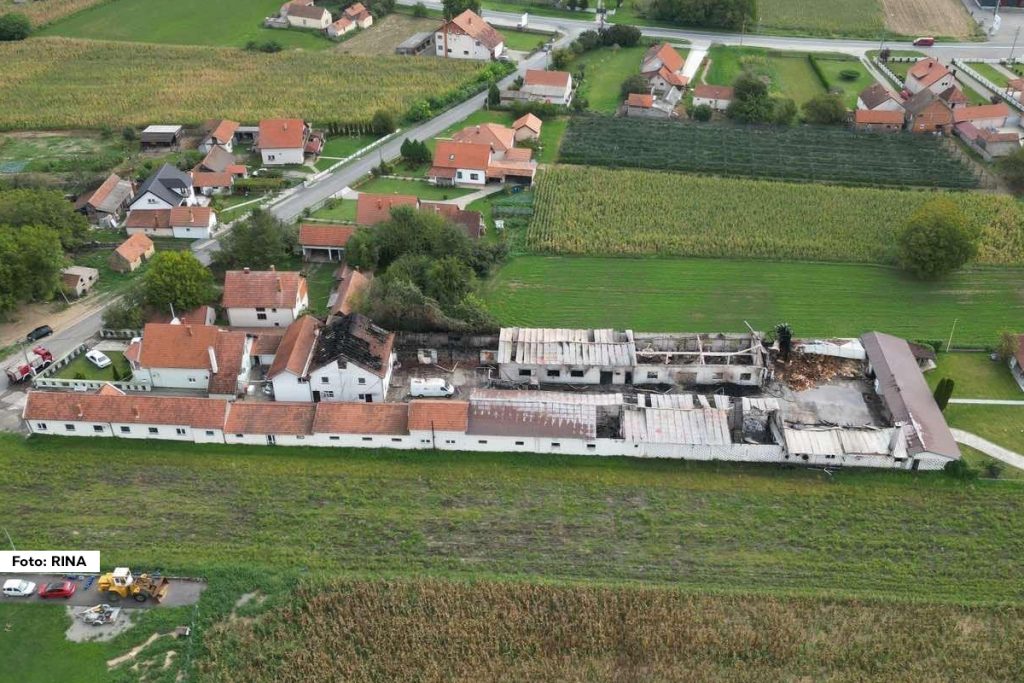 Vatrena stihija u lozničkom naselju Lipnički šor najverovatnije je kasno uočena, stoga je požar odneo tapetarsku fabriku skoro do temelja.