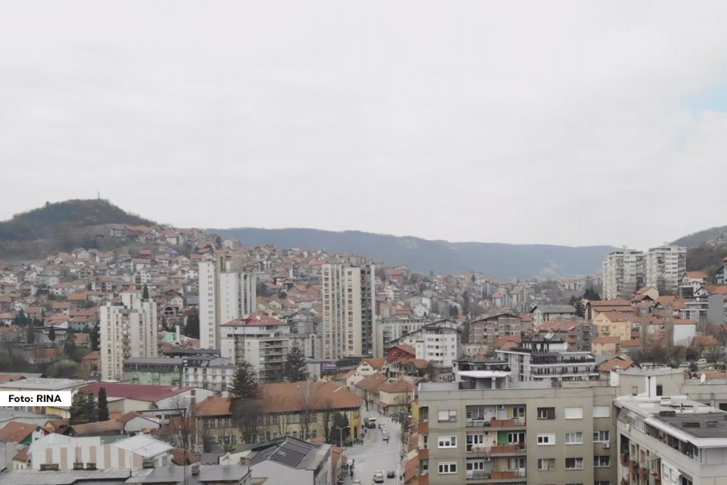 Problemi sa kvarovima na vodovodnoj mreži u gradu na Đetinji uskoro postaju prošlost. Zahvaljujući Ministarstvu za javna ulaganja, koje je izdvojilo 319,4 miliona dinara i u potpunosti finansira radove, Užice ulazi u najznačajniji projekat u oblasti vodosnabdevanja poslednjih decenija. Biće zamenjeno 4.757 metara starog azbestnog cevovoda visoke zone na potezu Cerovića brdo – Pora – Gluvaći – Kapetanovina, čime će trajno biti rešen jedan od najvećih problema grada na Đetinji.