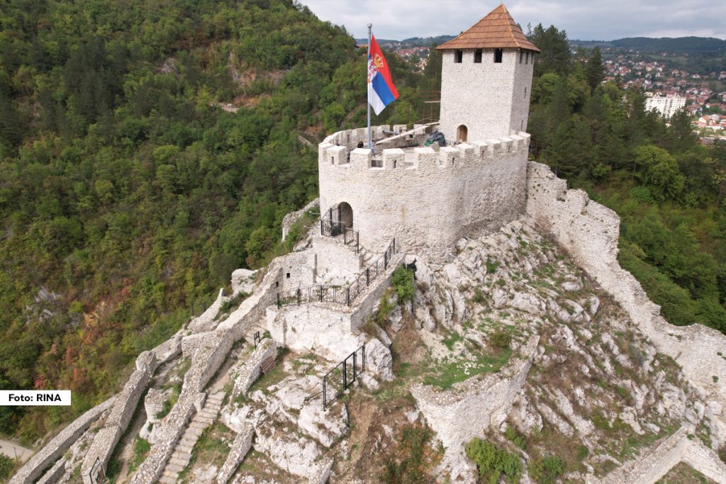 Jedan od najprepoznatljivijih simbola Užica, Stari grad, dočekao je da njegove vekovima oštećene i porušene zidine dobiju novo ruho. Umesto da, kao u burnoj prošlosti, služi kao vojna tvrđava, sada su obnovljene kule i zidine biti svedok bogate istorije i atrakcija za buduće generacije.