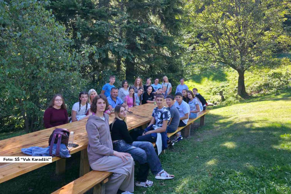 Povodom Svetskog dana turizma, učenici Srednje škole „Vuk Karadžić“ iz Ljubovije posetili su planinu Bobiju, gde su obišli crkvu brvnaru i poznati Dražin vidikovac, sa koga se pruža veličanstven pogled na okolne planinske predele.