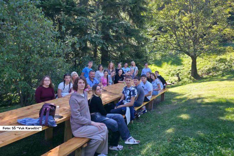Povodom Svetskog dana turizma, učenici Srednje škole „Vuk Karadžić“ iz Ljubovije posetili su planinu Bobiju, gde su obišli crkvu brvnaru i poznati Dražin vidikovac, sa koga se pruža veličanstven pogled na okolne planinske predele.