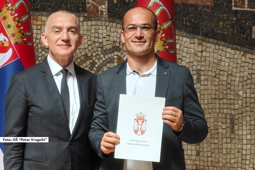 U Palati Srbija svečano je potpisan ugovor između Ministarstva pravde i OŠ „Petar Vragolić“ za realizaciju projekta kojim je školi u Donjoj Ljuboviđi odobrena nabavka novog školskog nameštaja u vrednosti od 1.186.000,00 dinara.