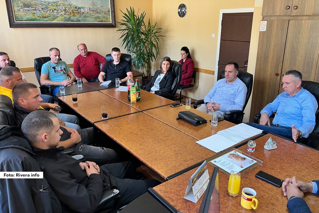 U utorak su uručeni ugovori za subvencije samozapošljavanja osam lica koja su se javila na konkurs Nacionalne službe za zapošljavanje (NSZ). Ugovore su uručili predsednik Opštine Ljubovija Milan Jovanović i vršilac dužnosti direktora filijale NSZ Loznica Zoran Radovanović.