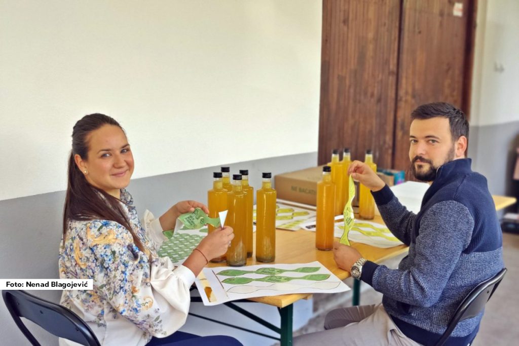 Odvajkada se podrazumevalo da u Šumadiji svaka porodica u kući mora da ima svoje domaće jabukovo i vinsko sirće, a nažalost poslednjih decenija ljudi sve više prelaze na kupovno, industrijsko sirće sa konzervansima i zaboravljaju na kvalitet i zdravlje, kaže Đorđe Lazarević iz Čumića kod Kragujevca.