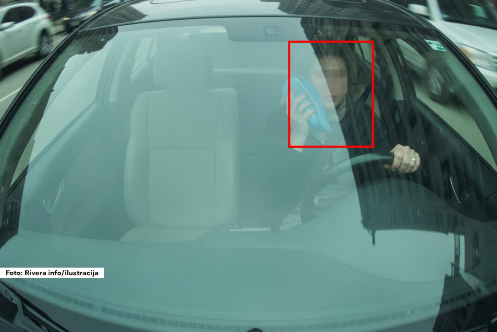 Žena po imenu Floortje, iz holandskog grada Den Boš, našla se u centru pažnje nakon što je saobraćajna kamera registrovala da tokom vožnje u ruci drži mobilni telefon. Umesto toga, ona je zapravo u ruci imala ledenu oblogu naslonjenu na lice, neposredno nakon vađenja umnjaka.